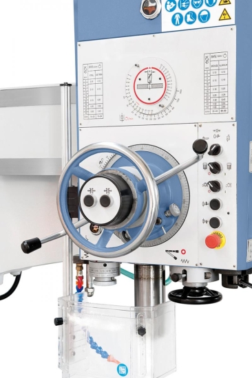 Übersichtlich angebrachte Bedienelemente, die Klemmung des Bohrkopfes erfolgt direkt am Handrad.