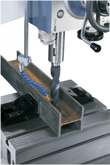 Präzisionsgelagerte Spindel für exakte Arbeitsergebnisse, Würfeltisch und Kühlmitteleinrichtung im Lieferumfang enthalten.