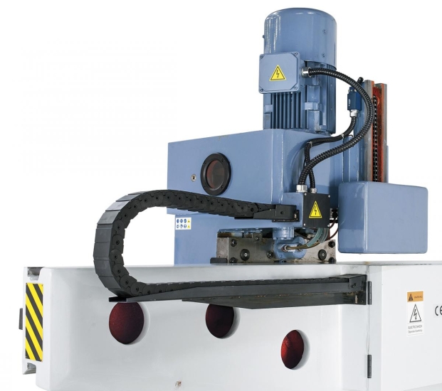 Gegengewicht für die Pinole und Energieführungskette an der Rückseite des Bohrkopfes.