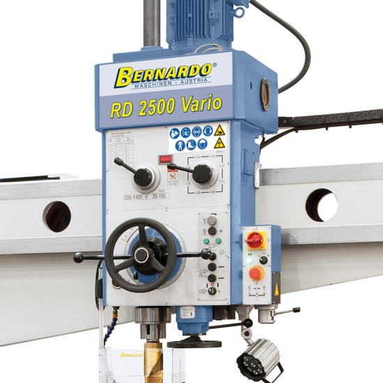 Die Einstellung der gewünschten Drehzahl bzw. des Vorschubs erfolgt an der Vorderseite des Bohrkopfes.