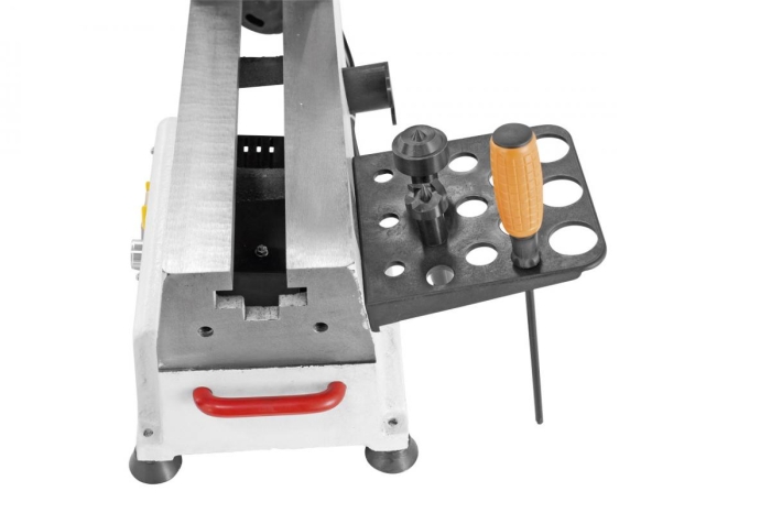 Die serienmäßige Werkzeughalterung an der Rückseite bietet einen optimalen Stauraum für das Bedienwerkzeug