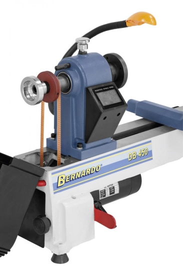 Die Kraftübertragung auf die Pinole erfolgt über einen robusten Riemenantrieb