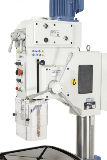 Für präzises Arbeiten ist die Maschine serienmäßig mit einem automatischen Spindelvorschub sowie einer Arbeitsleuchte ausgestattet