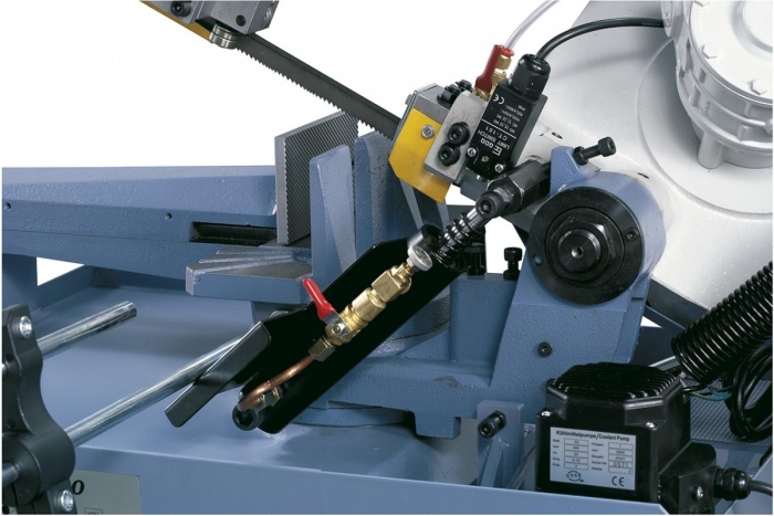 Für feinfühliges Absenken des Sägebügels serienmäßig mit Hydraulikzylinder ausgestattet.