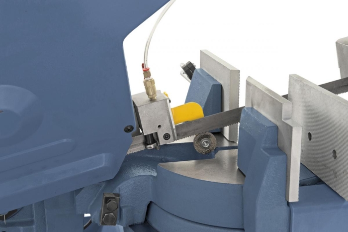 Kugelgelagerte Sägebandführung und Spänebürste für optimale Schnittergebnisse. 