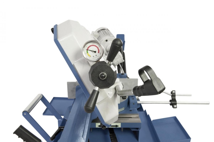 Das serienmäßige Manometer ermöglicht ein optimales Einstellen der Sägeblattspannung. 