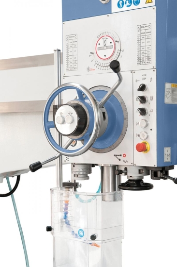 Übersichtlich angebrachte Bedienelemente, die Klemmung des Bohrkopfes erfolgt direkt am Handrad.