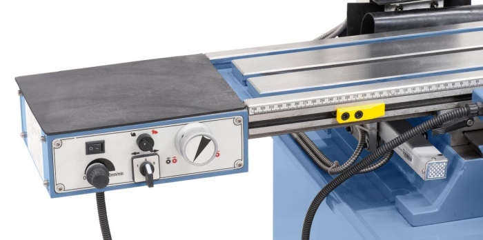 Für erhöhten Bedienkomfort serienmäßig mit stufenlos regelbarem Frästischvorschub FTV 6