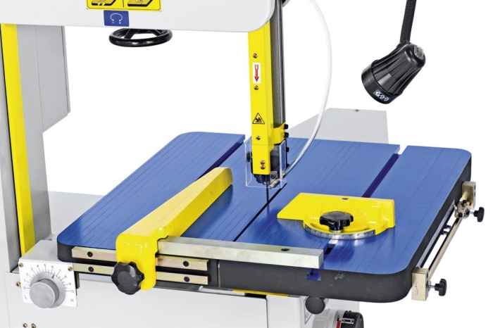 Längsanschlag für Geradeschnitte und Gehrungsanschlag für Winkelschnitte serienmäßig