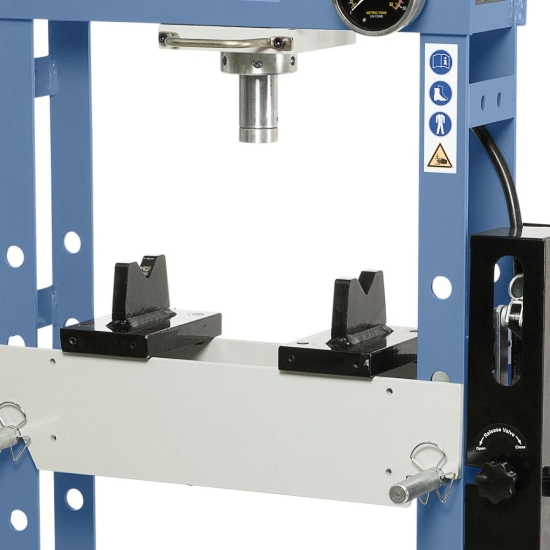 Serienmäßig mit Prismenauflagen.