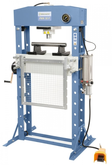 Abbildung mit optionalem Schutzgitter GG-03. Zur Entnahme des Werkstückes kann das Schutzgitter einfach nach unten verschoben werden.