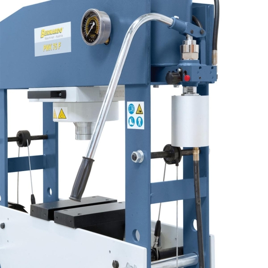 Großdimensionierter Hebel für ein einfaches Zustellen des Druckkolbens.