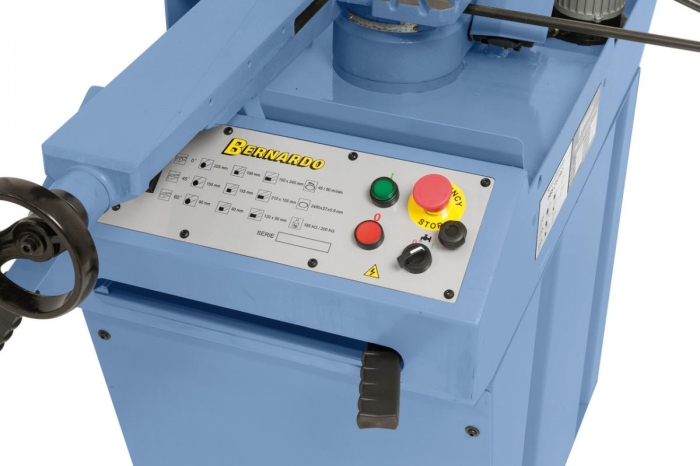 Der übersichtlich aufgebaute Schaltkasten an der Vorderseite der Maschine ermöglicht ein komfortables Arbeiten.