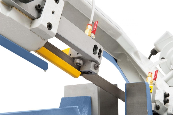 Kombinierte Rollen-Hartmetallführung verhindert schnellen Verschleiß des Sägebandes.