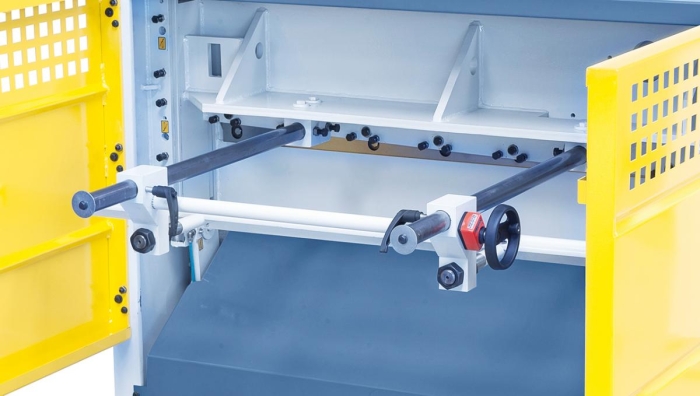 Exaktes Einstellen des Hinteranschlages mittels digitaler Anzeige.