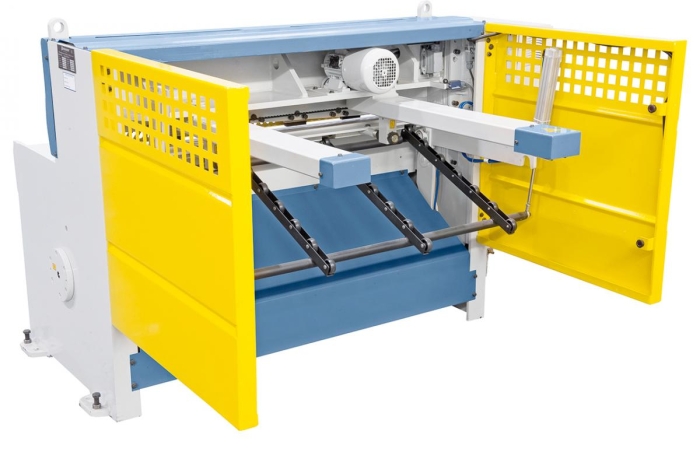 Rückwertige Maschinenansicht mit Schutzblech und Fotozellen.