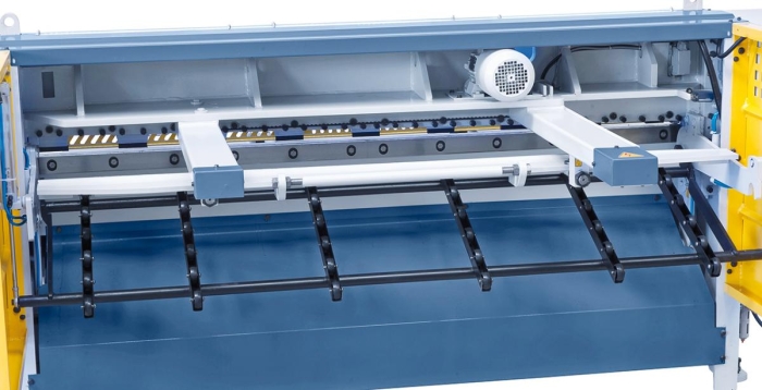 Serienmäßig mit motorischem Hinteranschlag, einstellbar von 0 - 750 mm