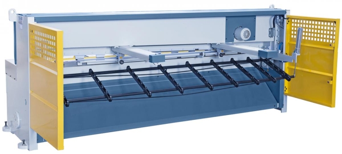 Rückwertige Maschinenansicht mit Schutzblech und Fotozellen.