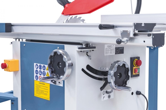 Die Höhenverstellung bzw. Schwenkung des Sägeaggregates erfolgt mittels ergonomisch angebrachten Handräder.