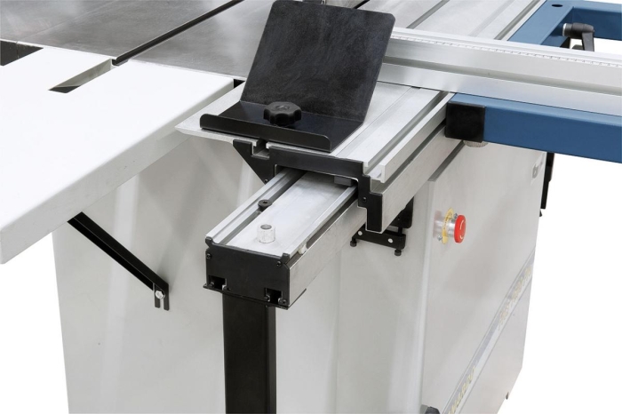 Der großzügig dimensionierte Formattisch läuft leichtgängig und absolut verschleißfrei auf einer gehärteten Prismenführung.