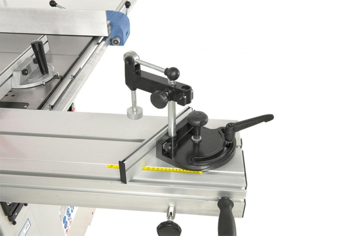 Eine in den Tisch eingearbeitete Skala ermöglicht ein exaktes Einstellen des Gehrungsanschlages.