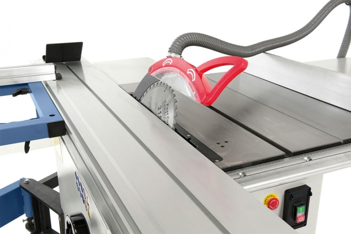 Das Sägeblatt kann für präzise Winkelschnitte von 90° bis 45° geschwenkt werden.