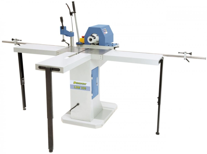 Die serienmäßige Tischverbreiterungen und -verlängerung erleichtern das Bearbeiten von großen Werkstücken.