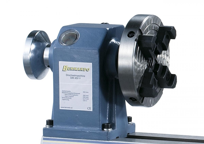 Zum Aufspannen von asymmetrischen Werkstücken kann die Maschine mit einer 4-Backen-Planscheibe ausgestattet werden