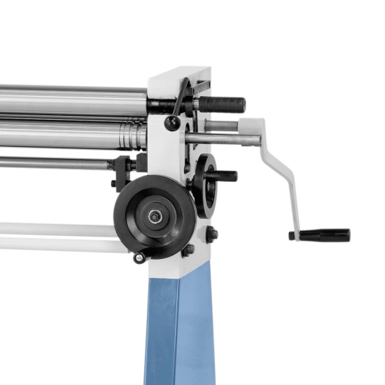 Die Zustellung der Unter- und Hinterwalze erfolgt über ergonomisch angebrachte Handräder.