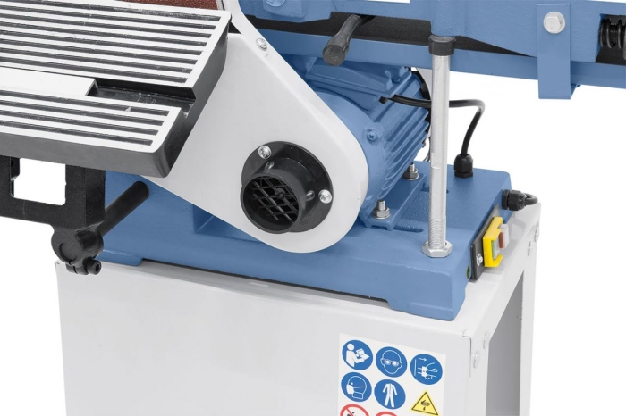 Serienmäßig mit 2 Absaugstutzen diam. 50 mm.