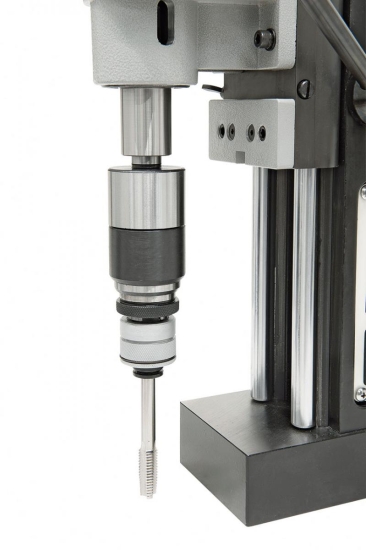 Gewindeschneidapparat optional erhältlich.