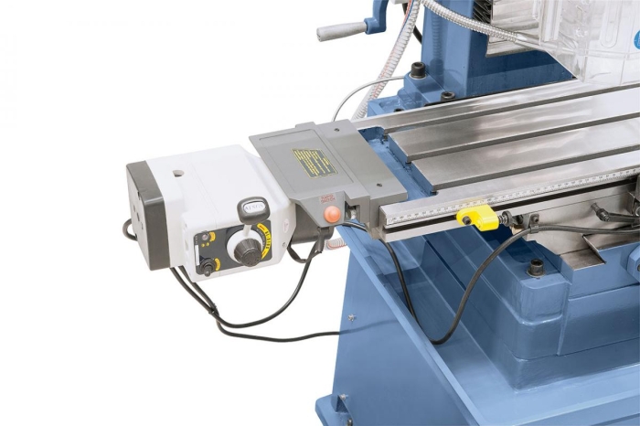 Großdimensionierter Kreuztisch mit T-Nuten und Kühlmittelrinne. Abbildung mit serienmäßigem Frästischvorschub AL 450 D