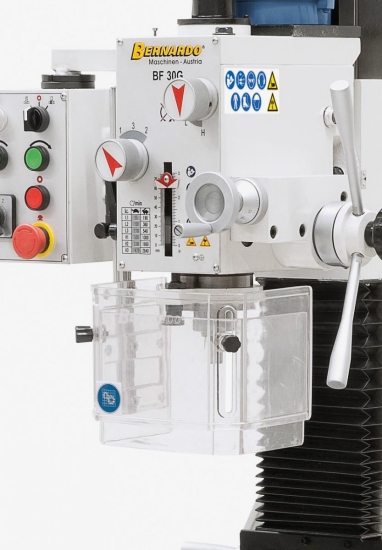 Hohe Sicherheit durch höhenverstellbaren Futterschutz mit Mikroschalter.