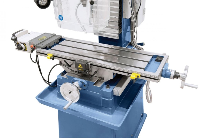 Serienmäßig mit stufenlosem Frästischvorschub in x-Achse mit Eilgang