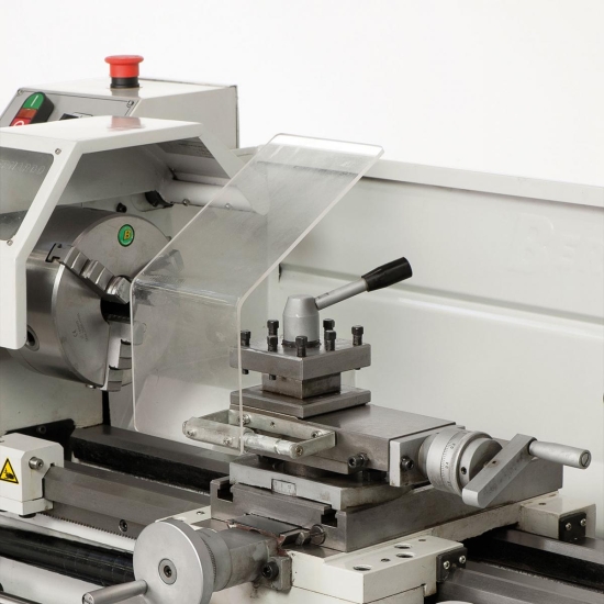 Zum rationellen Arbeiten ist die Maschine serienmäßig mit einem Schnellwechselstahlhalter ausgestattet.