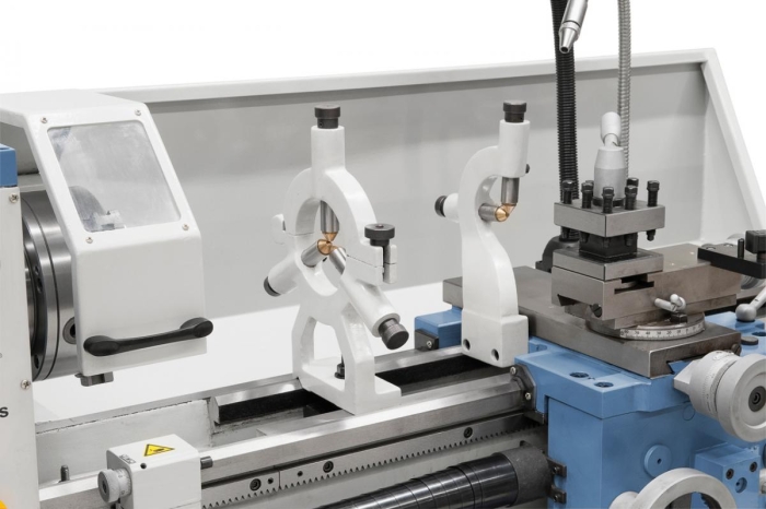 Zum Stabilisieren von langen Werkstücken serienmäßig mit einer feststehenden bzw. mitlaufenden Lünette ausgestattet.