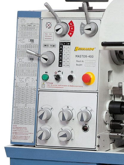 Übersichtlich angebrachte Schaltelemente am Getriebekopf, gehärtete und geschliffene Zahnräder sorgen für einen ruhigen Lauf.