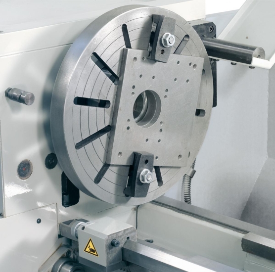 Die serienmäßige Aufspannscheibe diam. 320 mm ermöglicht das Aufspannen von verschieden geformten Werkstücken.
