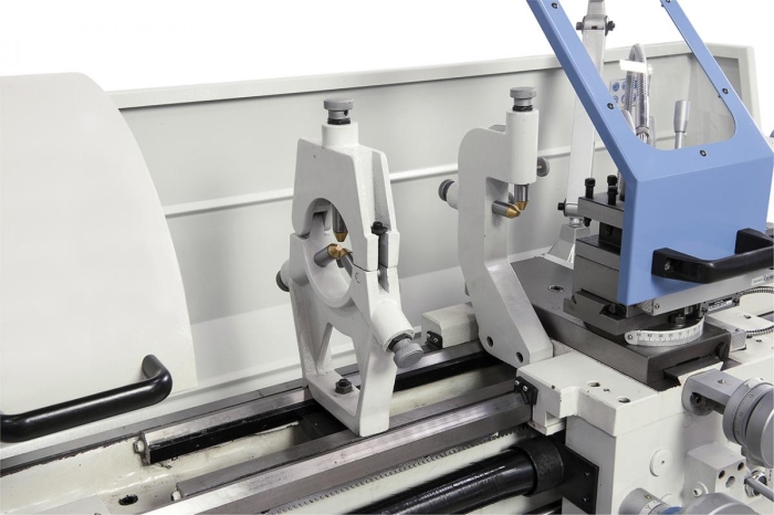 Zum Stabilisieren von langen Werkstücken serienmäßig mit einer feststehenden bzw. mitlaufenden Lünette ausgestattet.