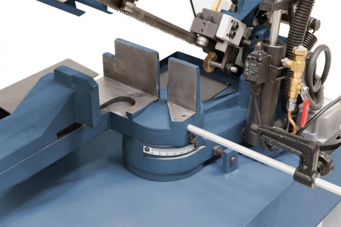 Schwenkbarer Sägebügel für Gehrungsschnitte bis 60°