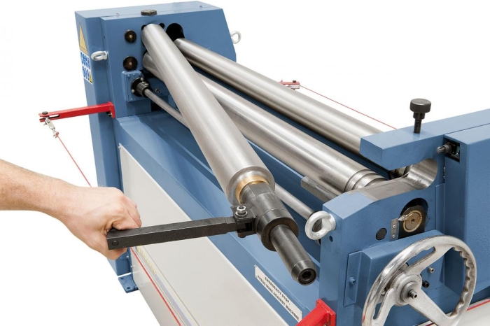 Zustellung der Unterwalze mittels Handrad, Oberwalze nach vorne ausschwenkbar.