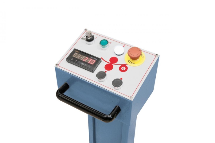 Übersichtliches Bedienpaneel, Zustellung der Hinterwalze erfolgt motorisch, Einstellung über Digitalanzeige ablesbar (Standard).