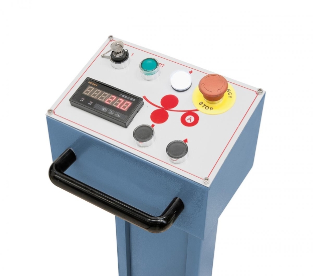 Übersichtliches Bedienpaneel, Zustellung der Hinterwalze erfolgt motorisch, Einstellung über Digitalanzeige ablesbar (Standard).