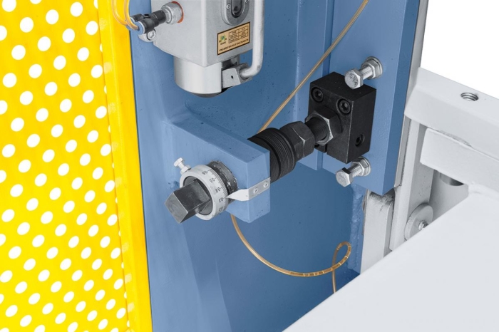 Leichtes Einstellen des Schnittspaltes auf die jeweilige Blechstärke an der Rückseite der Maschine.