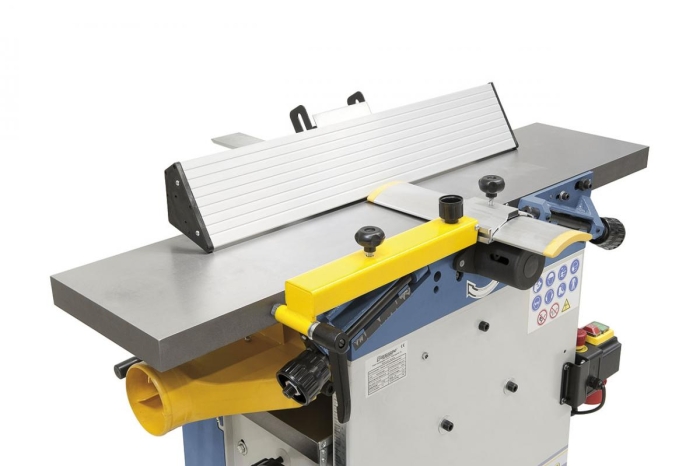 Der massive, bis 45° schrägstellbare Abrichtanschlag mit Prismenführung ist leicht verstellbar 