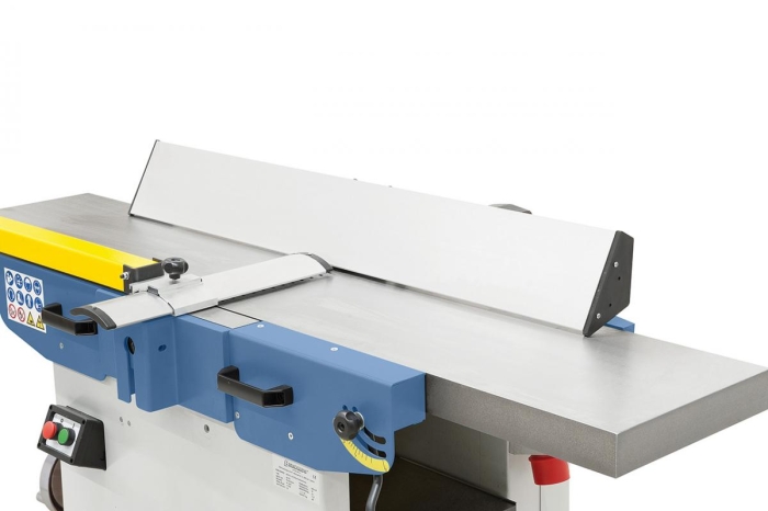 Durch die lange Auflagefläche erlaubt der aus Aluminium bestehende Abrichtanschlag eine Präzisionsbearbeitung von großen und schweren Werkstücken.