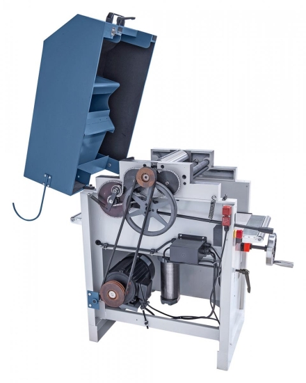 Der Kettenantrieb sorgt für einen gleichmäßigen Antrieb der Ein- und Auszugswalze.