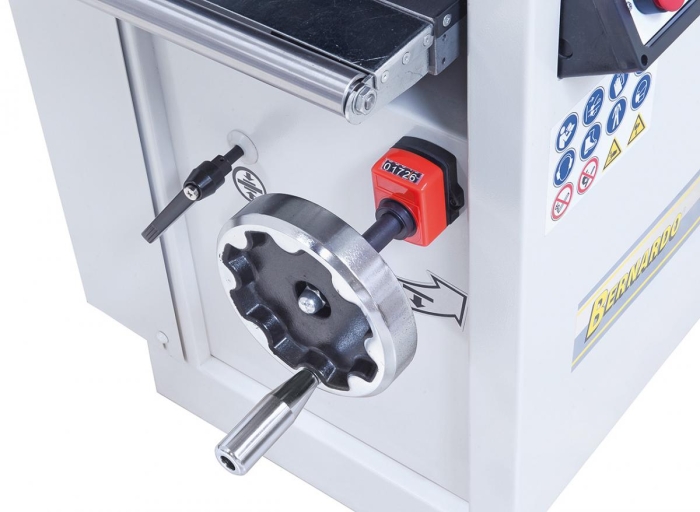 Die Einstellung der Dickentischhöhe erfolgt mittels digitaler Anzeige auf 1/10 mm genau.