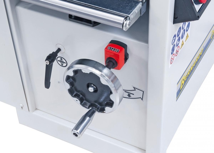 Die Einstellung der Dickentischhöhe erfolgt mittels digitaler Anzeige auf 1/10 mm genau.