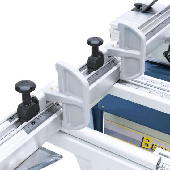 Beidseitig verwendbare Längs-Anschlagklappe für exaktes Einstellen der Schnittbreite am Teleskopanschlag. 